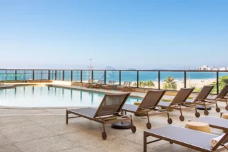 na imagem a piscina do rooftop do hilton sunset