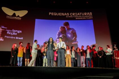 Equipe de Pequenas Criaturas em celebração no Festival do Rio- Divulgação Filmes do Estação
