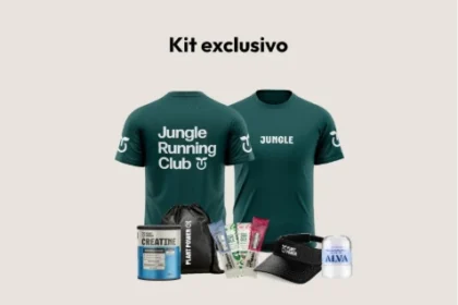 Imagem mostra o kit da Jungle Running Club com duas blusas verdes