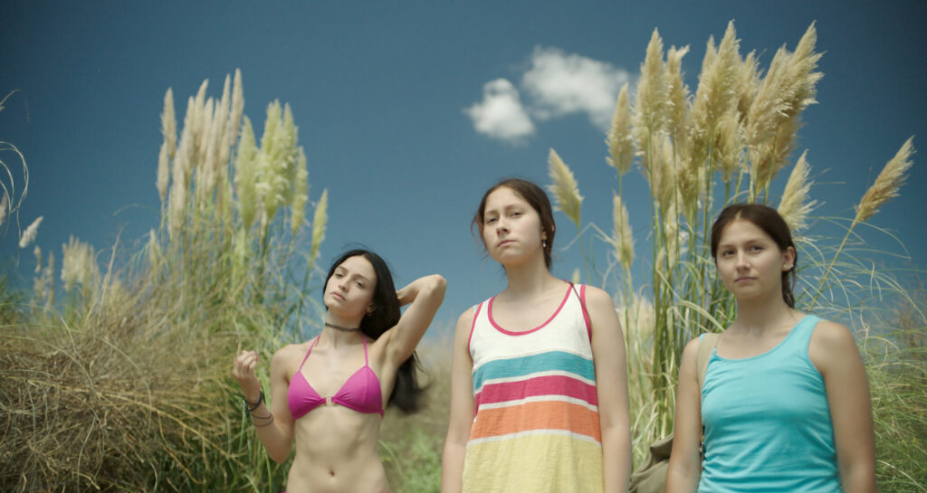 Dolores Oliverio, Isabel Bracamonte e Candela Flores em cena de "O Lago da Perdição"- Divulgação Festival do Rio