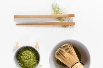 O segredo do matchá: tradição milenar, energia suave e o toque verde que conquistou o mundo