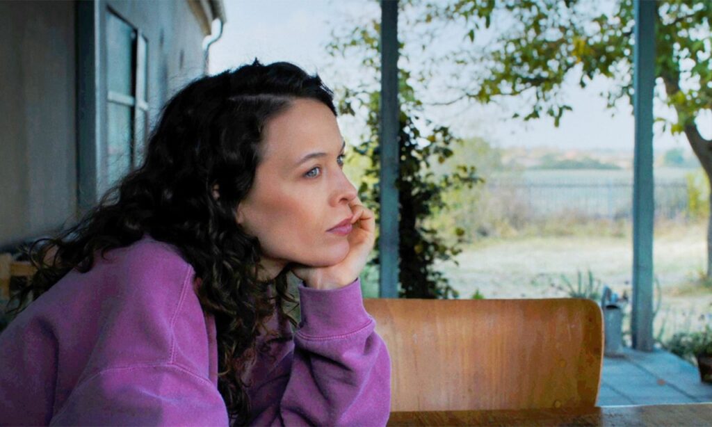 Paula Beer em cena de Mirrors nº 3- Divulgação Oficial