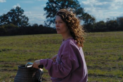 Paula Beer em cena de Mirrors nº 3- Divulgação Oficial