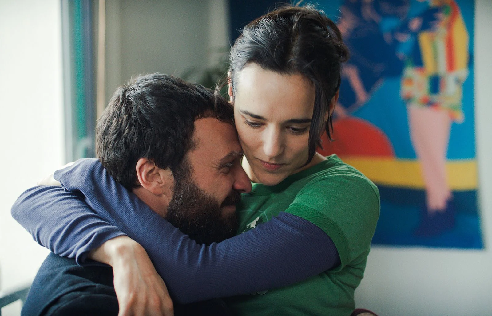 Thibaut Evrard e Jehnny Beth em cena de " Uma Mulher Diferente "- Copyright Memento Distribution