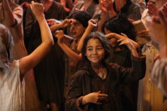 Dea Lanzaro em cena de Napoli-New York- Copyright 01 Distribution