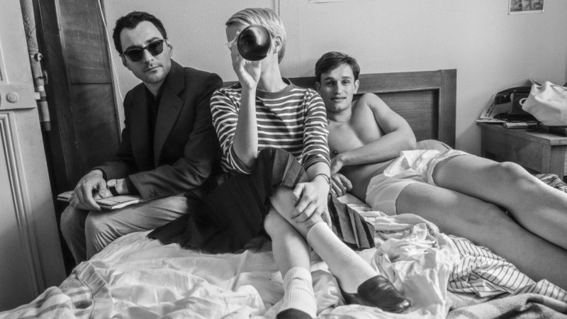 Guillaume Marbeck, Zoey Deutch e Aubry Dullin em cena de Nouvelle Vague