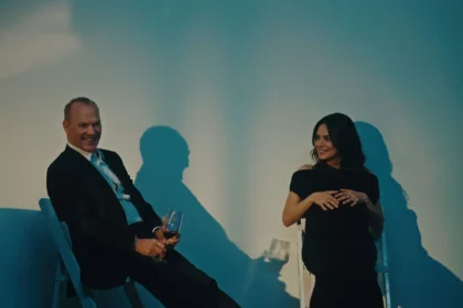 Michael Keaton e Mila Kunis em cena de "Pai do Ano"- Divulgação Diamond Pictures BR