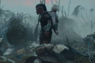 Elle Fanning e Dimitrius Schuster-Koloamatangi em cena de "Predador: Terras Selvagens"- Copyright 2025 20th Century Studios. All Rights Reserved.