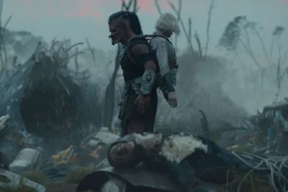 Elle Fanning e Dimitrius Schuster-Koloamatangi em cena de "Predador: Terras Selvagens"- Copyright 2025 20th Century Studios. All Rights Reserved.