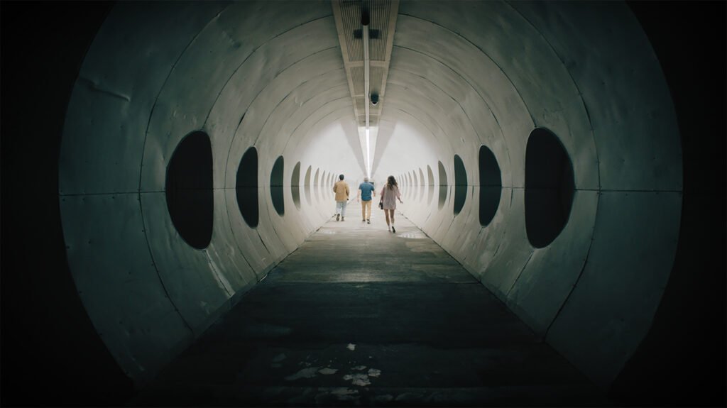 Angela Sarafyan, Vinícius de Oliveira e Daniel Hendler em cena de "Quase Deserto"- Divulgação Festival do Rio