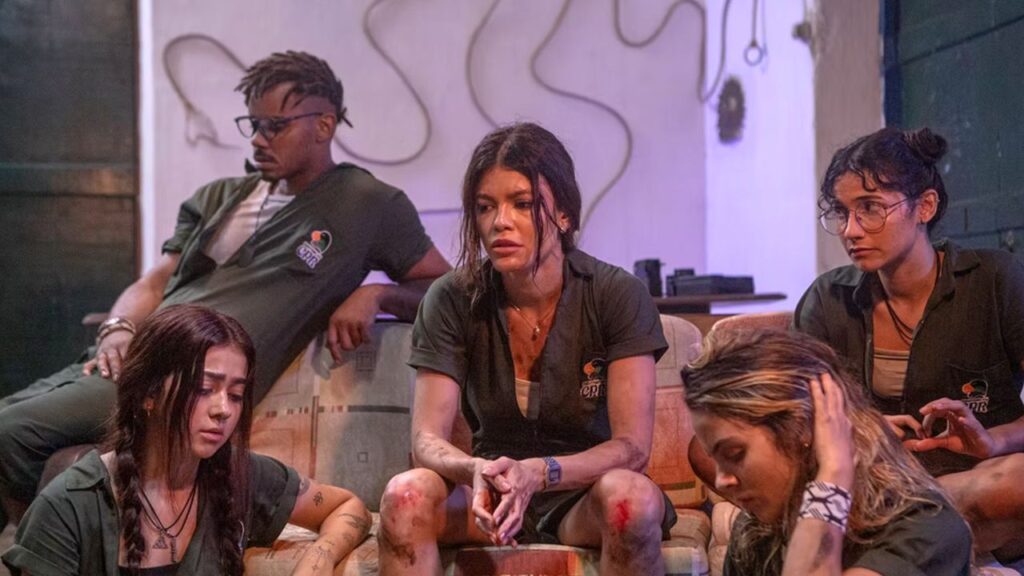 Vitória Strada, Daniel Rocha, Aramis Trindade, Pally Siqueira e Becca Barreto em cena de Recife Assombrado 2: A Maldição de Branca Dias-Divulgação ViuCine