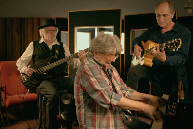 Emílio Carrera, Willy Verdaguer e Gerson Conrad em cena de "Primavera nos Dentes: A história do Secos e Molhados"- Divulgação Canal Brasil