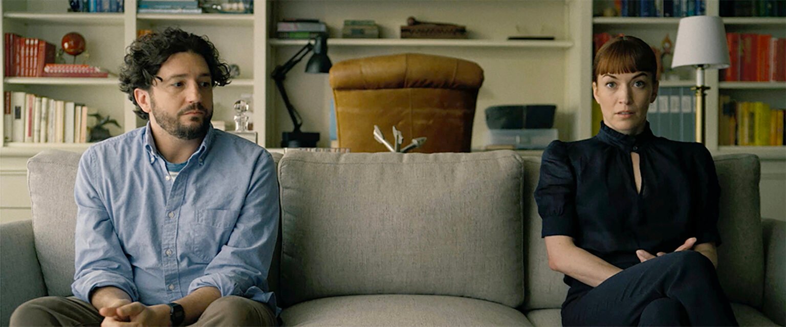 John Magaro e Britt Lower em cena de Conselhos de Um Serial Killer Aposentado- Divulgação Festival do Rio