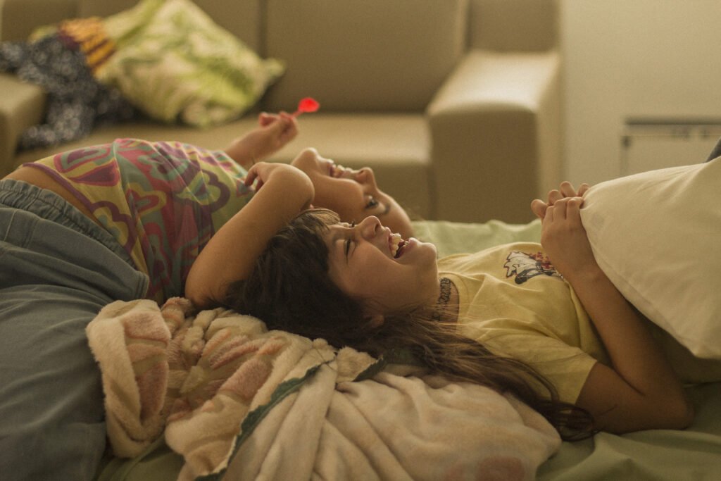 Laura Brandão e Serena em cena de "A Natureza das Coisas Invisiveis"- Divulgação Vitrine Filmes