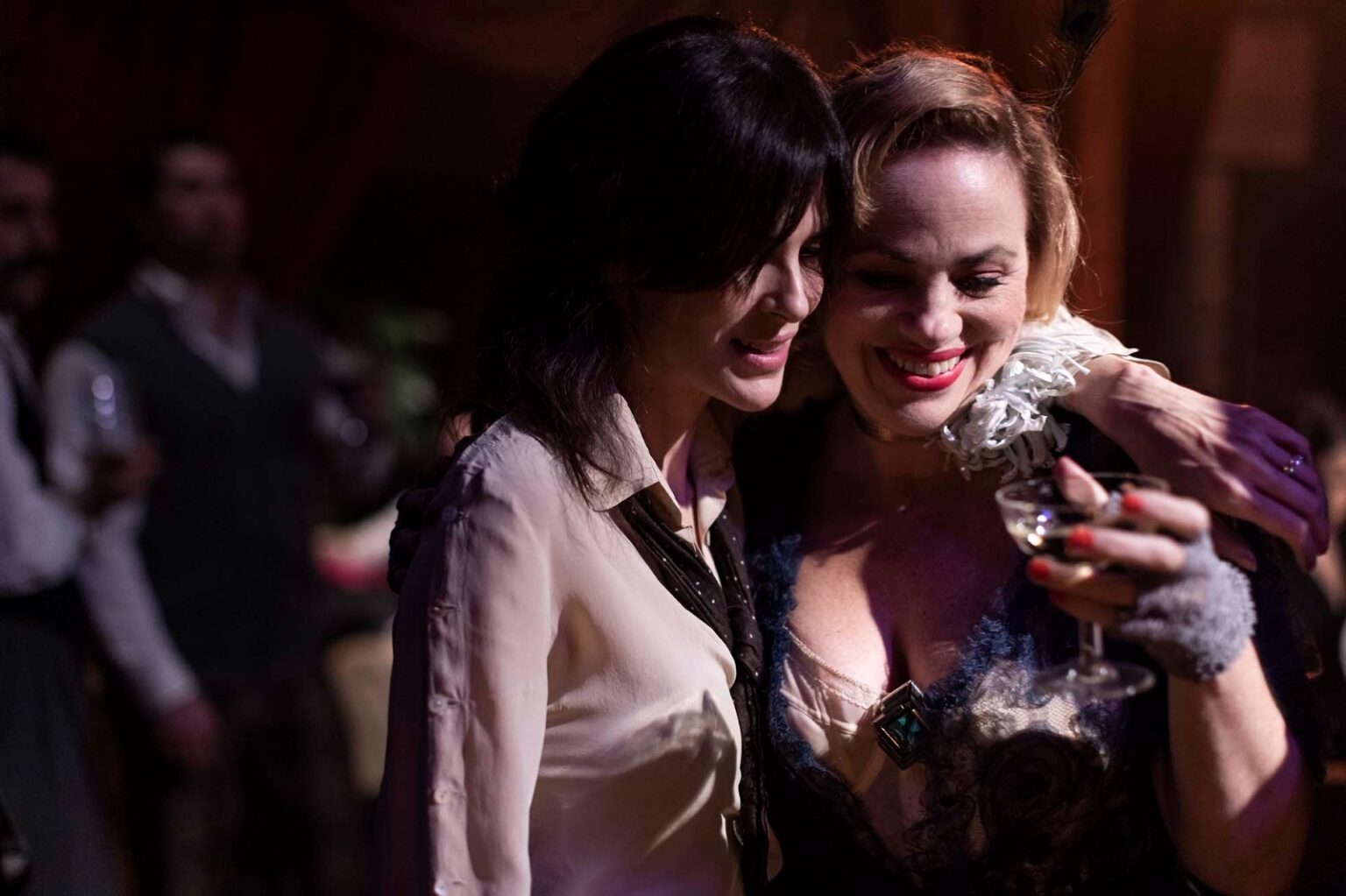 Luiza Mariani e Karine Teles em cena de "Cyclone"- Divulgação Bretz Filmes