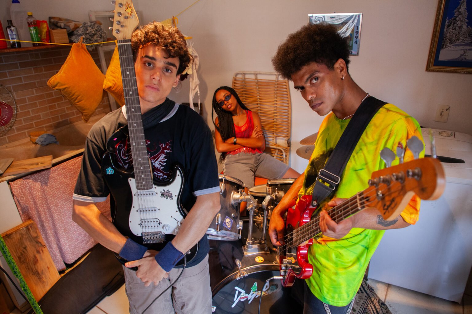 Pedro Goiffman, como João Rato, Julia Miranda, como Alice, e Allan Vorenos, como Gilvan em foto de divulgação de 'Não Nasci Pra Esta Cidade'