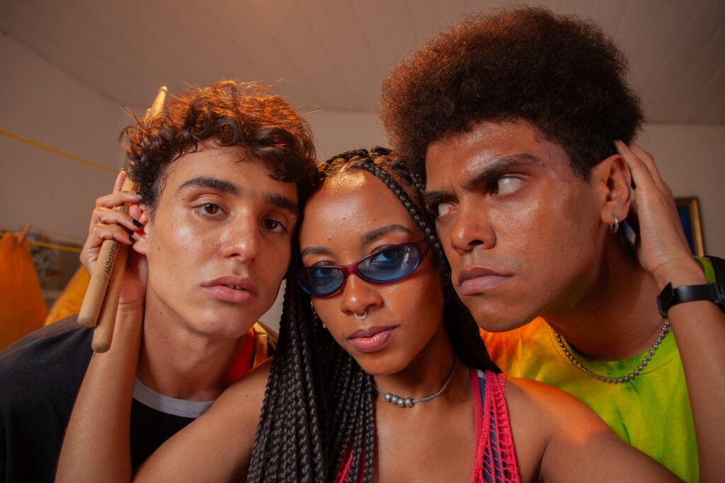 Pedro Goiffman, como João Rato, Julia Miranda, como Alice, e Allan Vorenos, como Gilvan em foto de divulgação de 'Não Nasci Pra Esta Cidade'