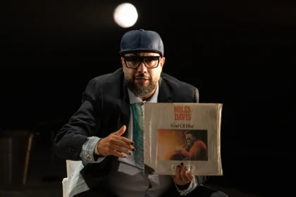 Espetáculo “Hip Hop Blues – Espólio das Águas” mistura teatro, rap e blues no Sesc Copacabana