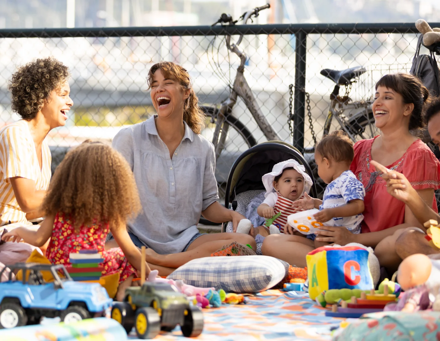 Comédia Mãe Fora da Caixa aborda maternidade e paternidade com leveza e humor