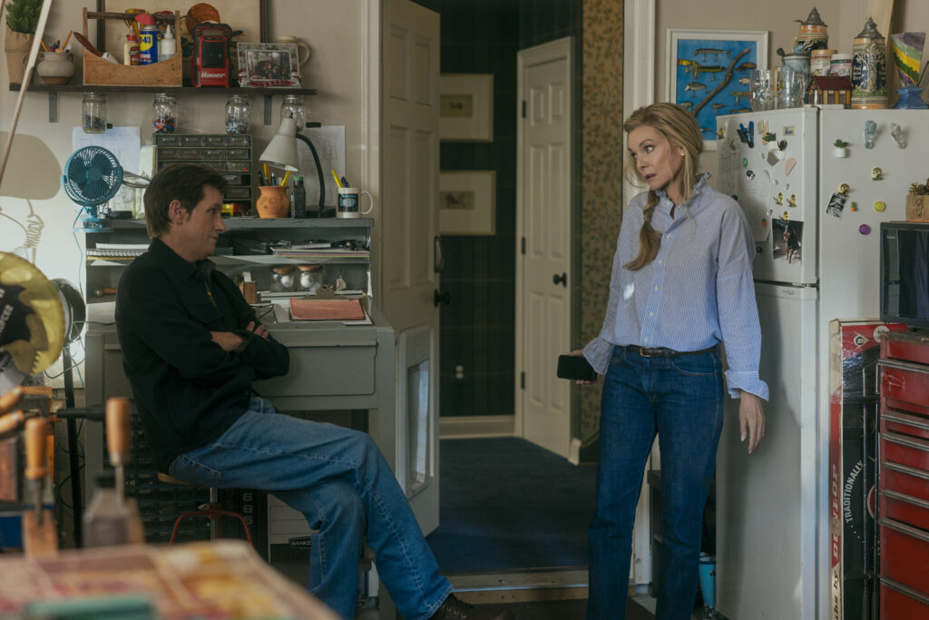 Michelle Pfeiffer e Dennis Leary em cena de Um. Natal. Surreal.- Divulgação Amazon Prime Video