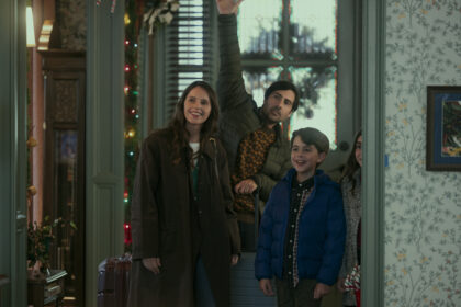 Felicity Jones e Jason Schwartzman em cena de Um. Natal. Surreal.- Divulgação Amazon Prime Video