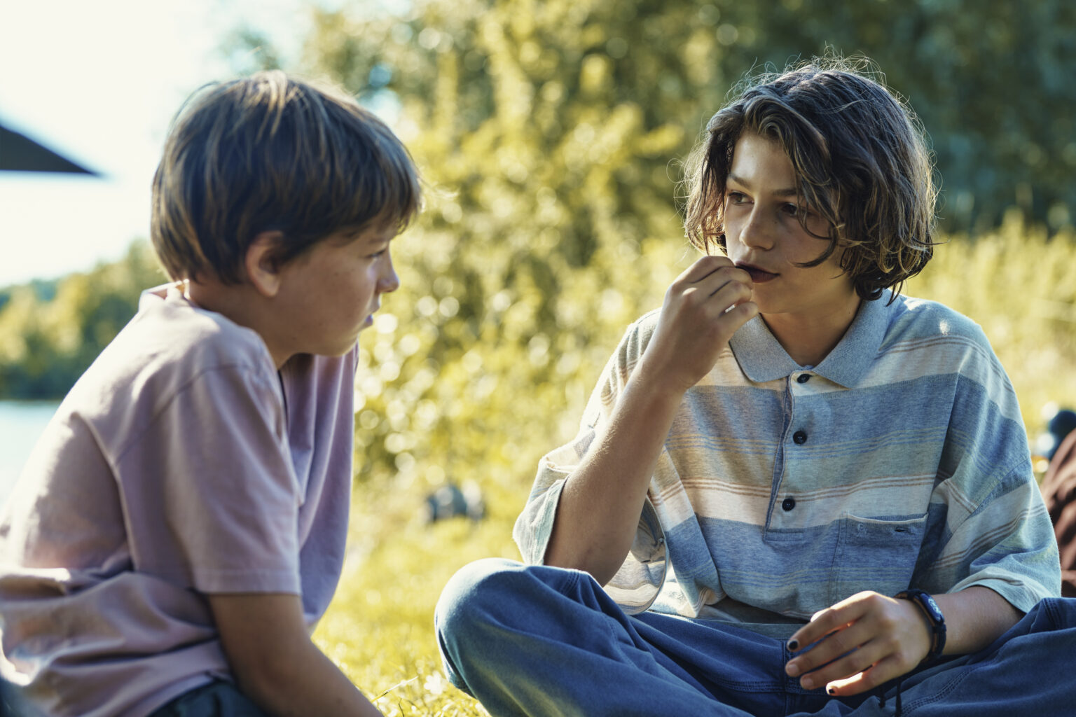 Lou Goossens e Marius De Saeger em cena de "Corações Jovens"- Divulgação Mares Filmes