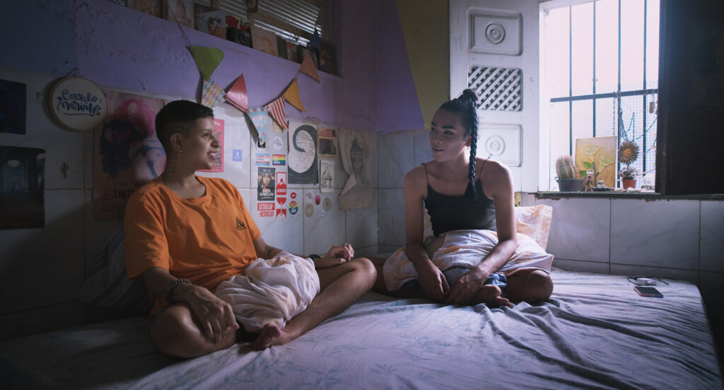 Isis Broken e Lourenzo Duvale em cena de 'Apolo'- Divulgação