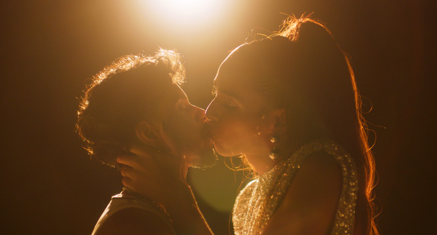 Isis Broken e Lourenzo Duvale em cena de 'Apolo'- Divulgação