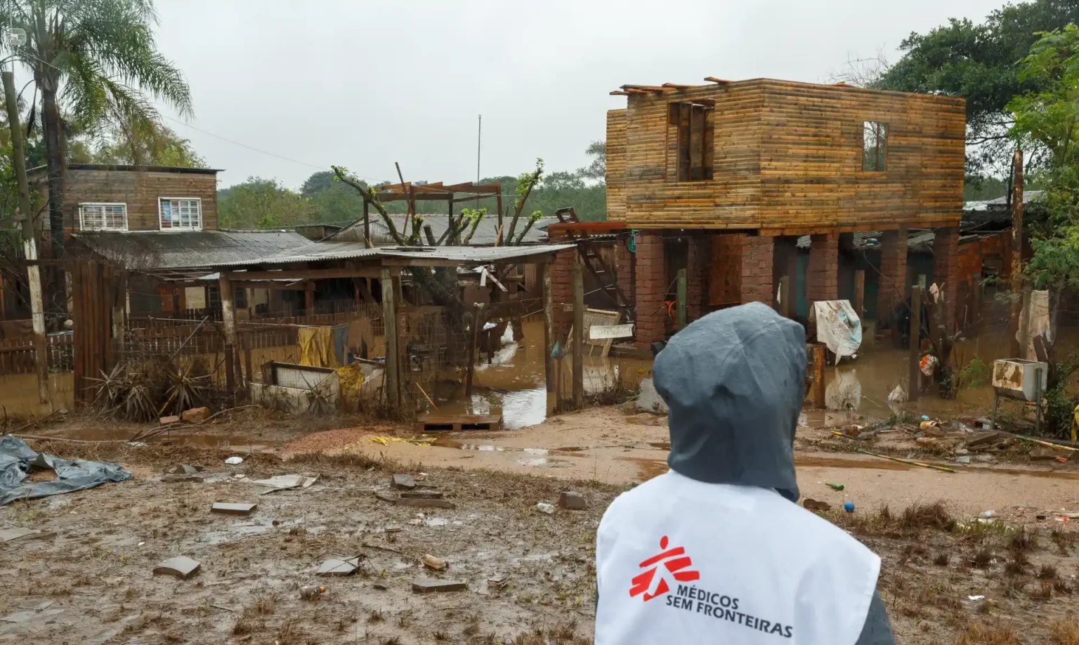 Profissional de MSF durante resposta às fortes enchentes que atingiram o Rio Grande do Sul, em maio de 2024. Profissional de MSF durante resposta às fortes enchentes que atingiram o Rio Grande do Sul, em maio de 2024. Diego Baravelli/MSF