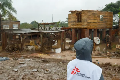 Profissional de MSF durante resposta às fortes enchentes que atingiram o Rio Grande do Sul, em maio de 2024. Profissional de MSF durante resposta às fortes enchentes que atingiram o Rio Grande do Sul, em maio de 2024. Diego Baravelli/MSF