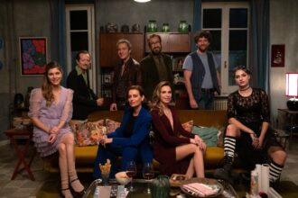 Emanuela Fanelli, Maria Chiara Giannetta, Claudia Pandolfi, Vittoria Puccini, Marco Giallini, Maurizio Lastrico, Rocco Papaleo e Claudio Santamaria em cena de "Primeiro Encontro"- Divulgação