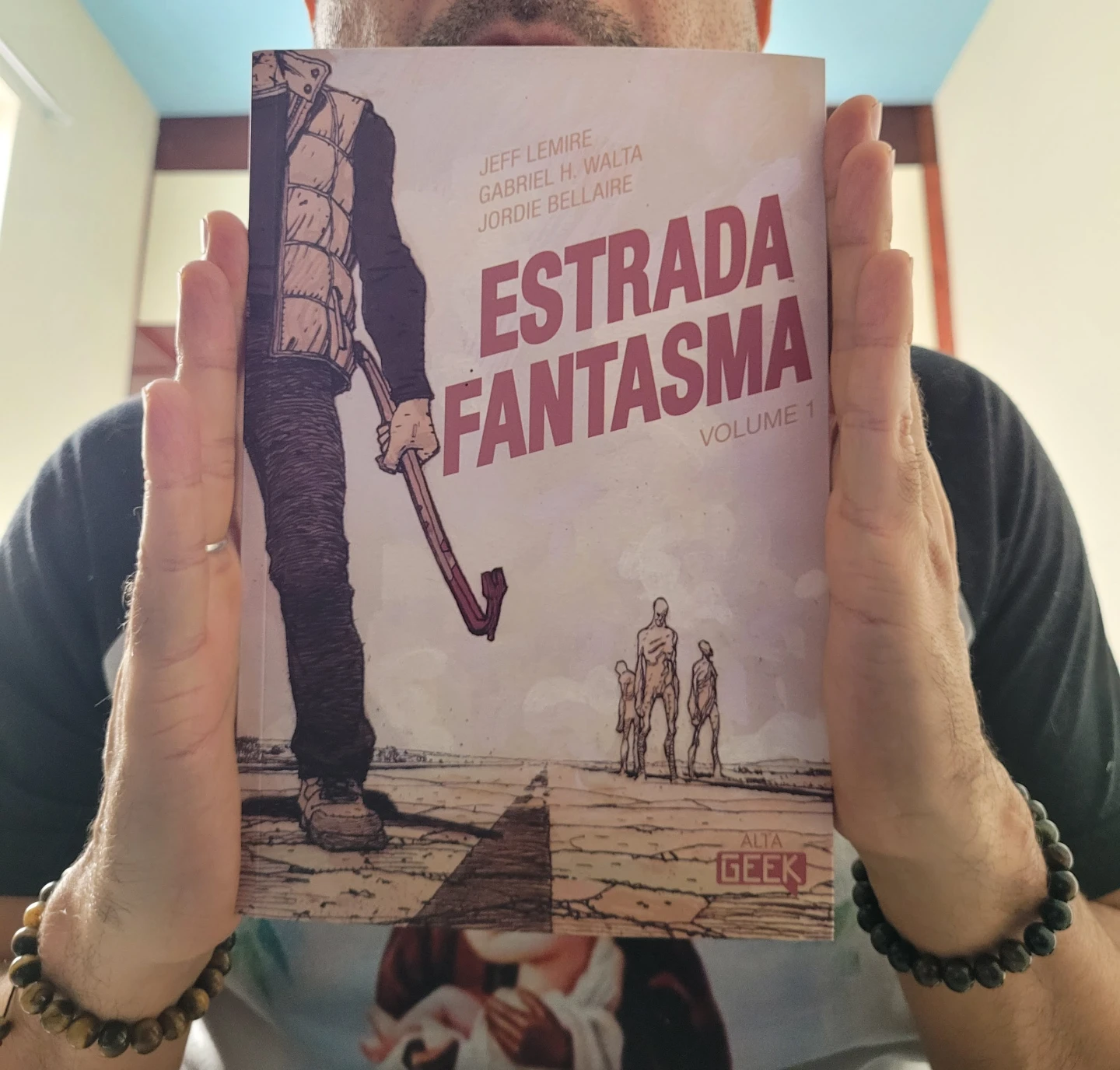 “Estrada Fantasma” é aquela HQ que você começa achando que vai ler só um pedacinho… e termina devorando tudo.
