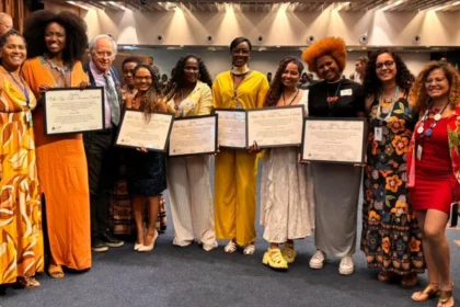 Karla Soares é homenageada na Alerj e AfroReggae Audiovisual recebe Medalha Pedro Ernesto