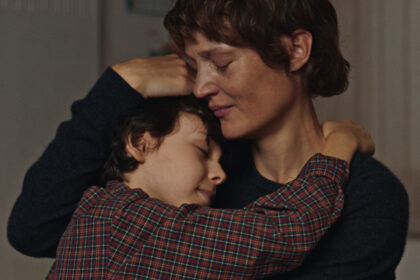 Vicky Krieps e Viggo Ferreira-Redier em cena de "Me Ame com Ternura"- Divulgação Imovision