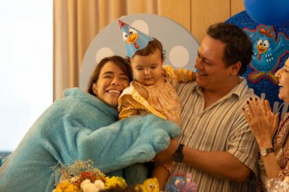 Mia Mello e Danton Melo em cena de "Mãe Fora da Caixa"- Copyright Stella Carvalho