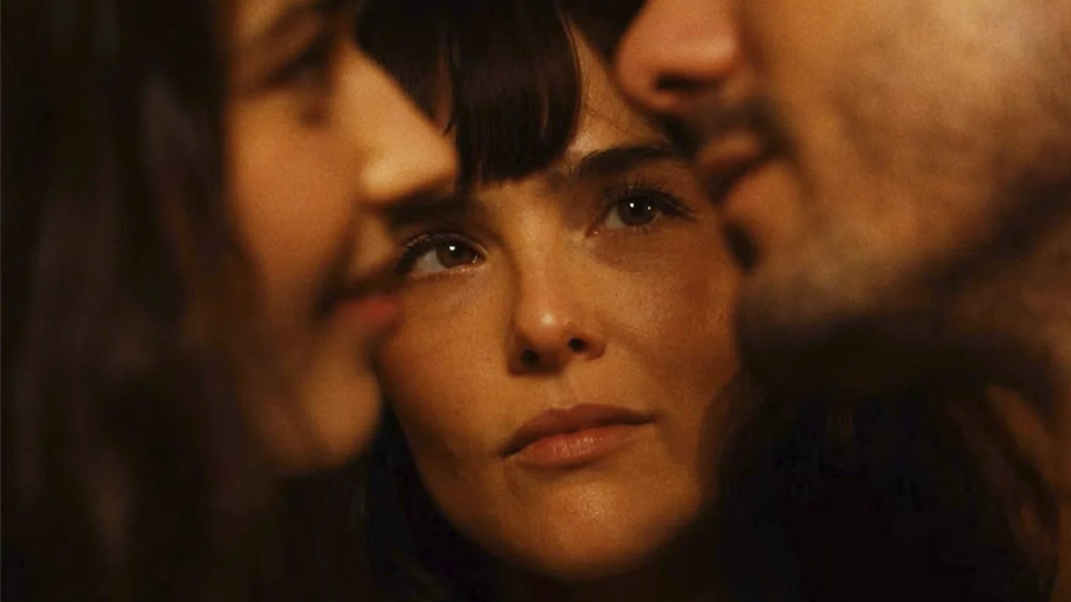 Ruby Cruz, Zoey Deutch e Jonah Hauer-King em cena de "Entre Nós"- Divulgação Paris Filmes