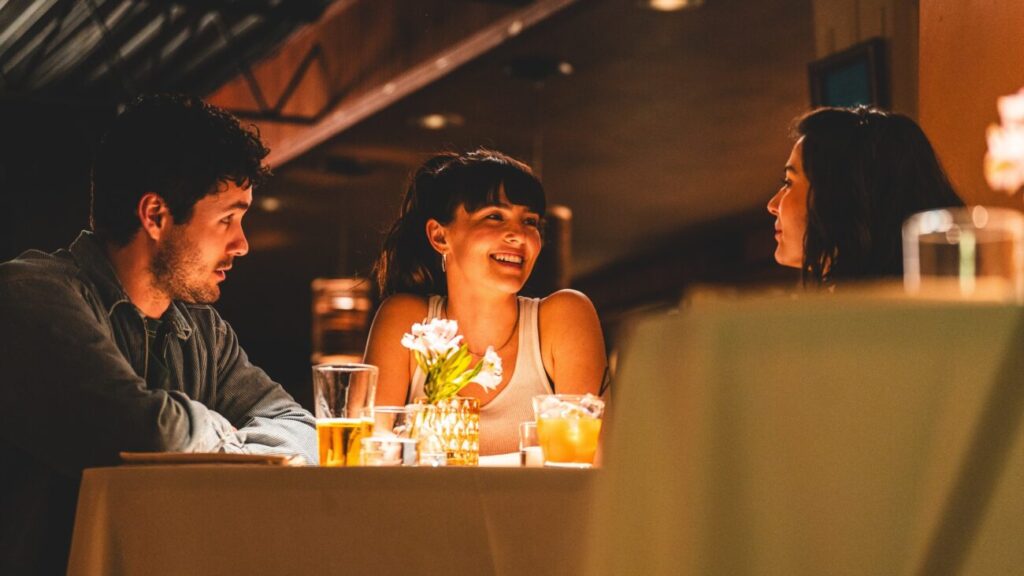 Ruby Cruz, Zoey Deutch e Josh Segarra em cena de "Entre Nós"- Divulgação Paris Filmes