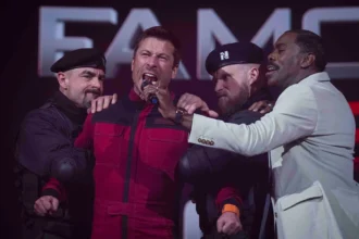 Glen Powell e Colman Domingo em cena de "O Sobrevivente"- Divulgação Paramount Pictures