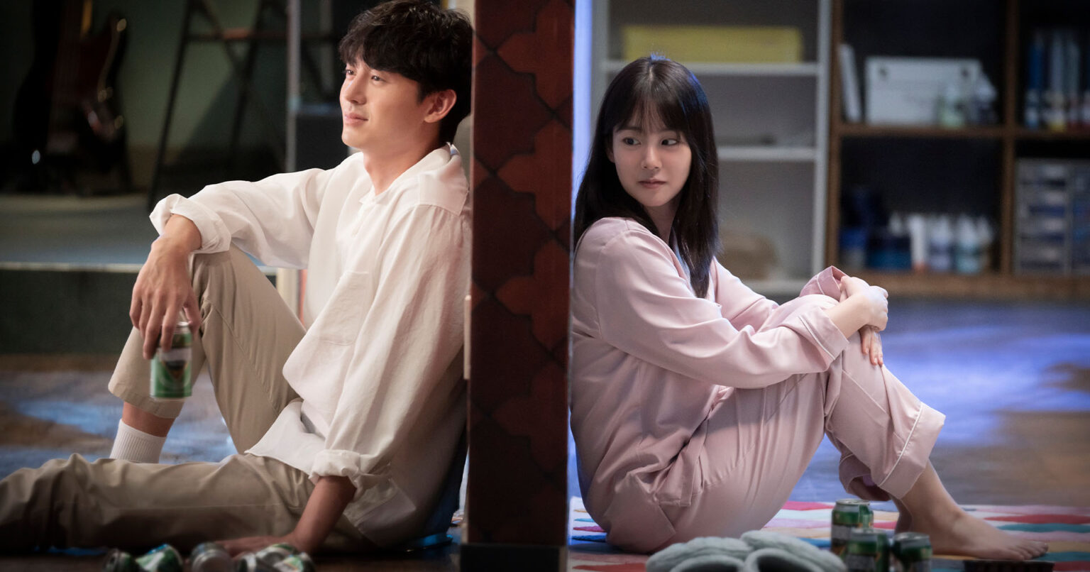 Seung-Yeon Han e Ji-Hoon Lee em cena de "Meu Pior Vizinho"- Divulgação Sato Company