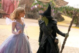 Ariana Grande e Cynthia Erivo em cena de 'Wicked Parte 2'- Divulgação Universal