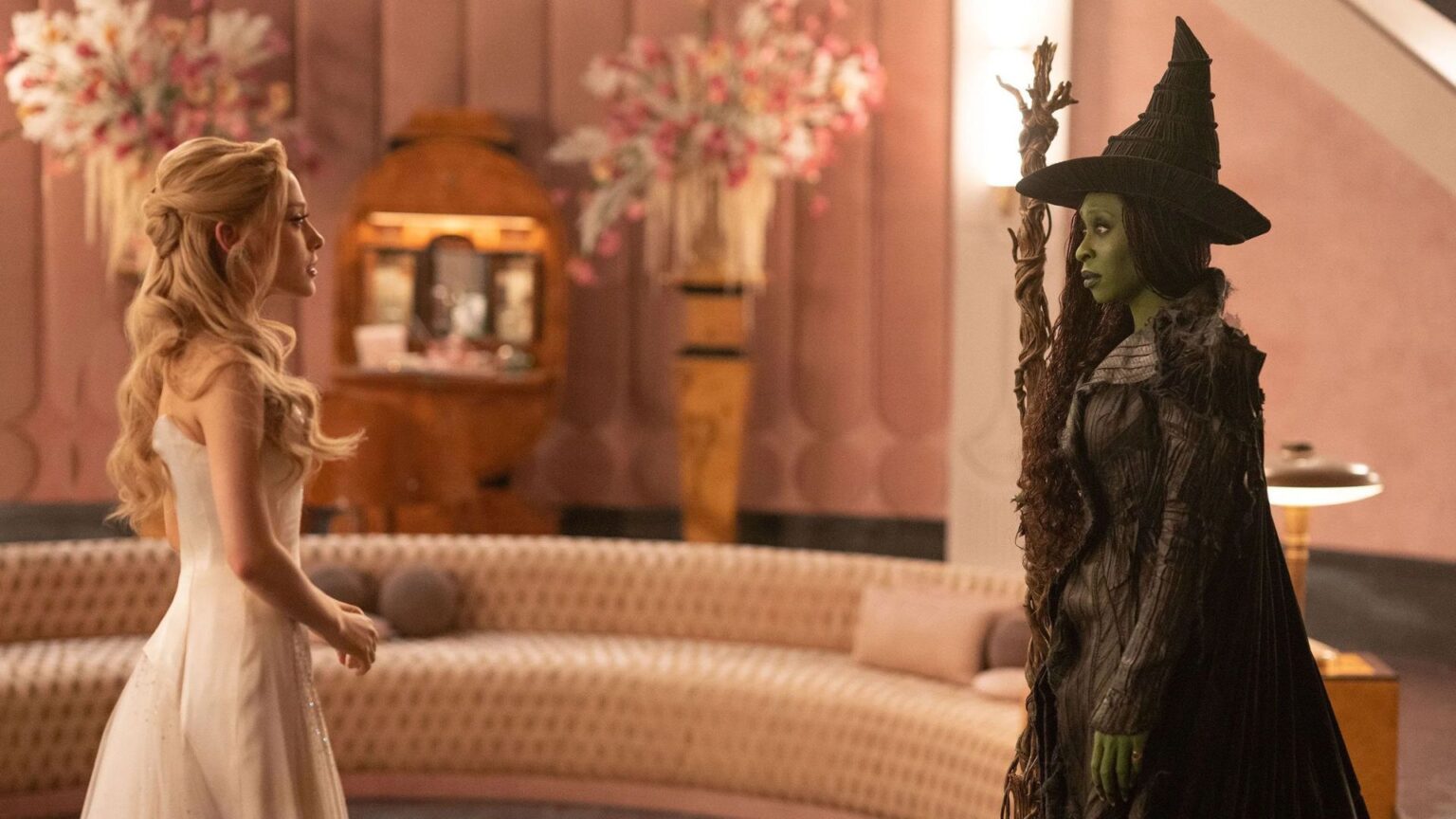 Ariana Grande e Cynthia Erivo em cena de 'Wicked Parte 2'- Divulgação Universal Pictures