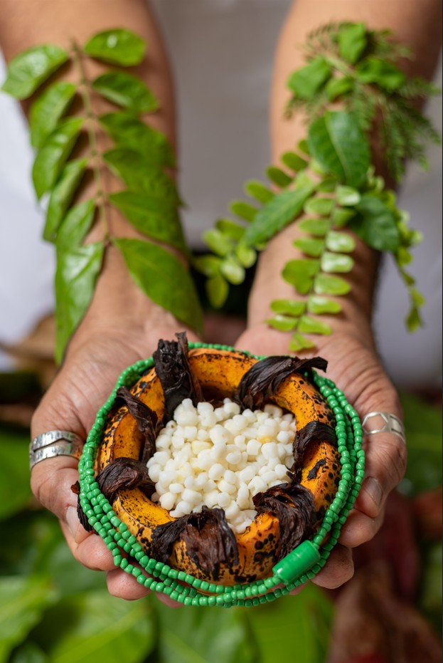 Premiado pela ONU, fotógrafo brasileiro lança ensaio sobre comida dos Orixás em circuito internacional