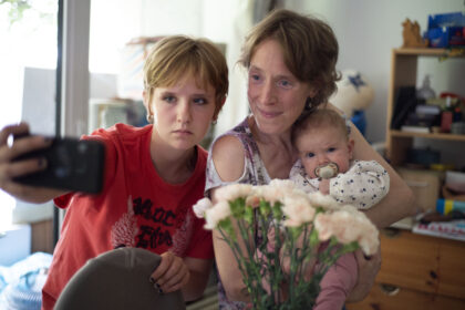 Janaïna Halloy Fokan e Christelle Cornil em cena de "Jovens Mães"- Divulgação Vitrine Filmes