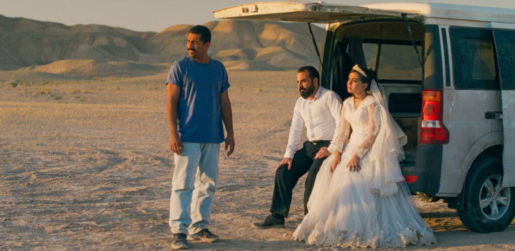 Hadis Pakbaten, Majid Panahi (II) e Mohammad Ali Elyasmehr em cena de "Foi Apenas um Acidente"- Divulgação Imovision