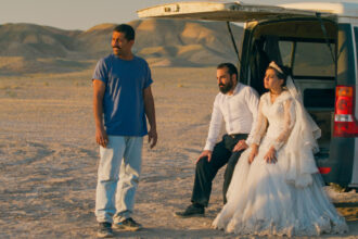 Hadis Pakbaten, Majid Panahi (II) e Mohammad Ali Elyasmehr em cena de "Foi Apenas um Acidente"- Divulgação Imovision