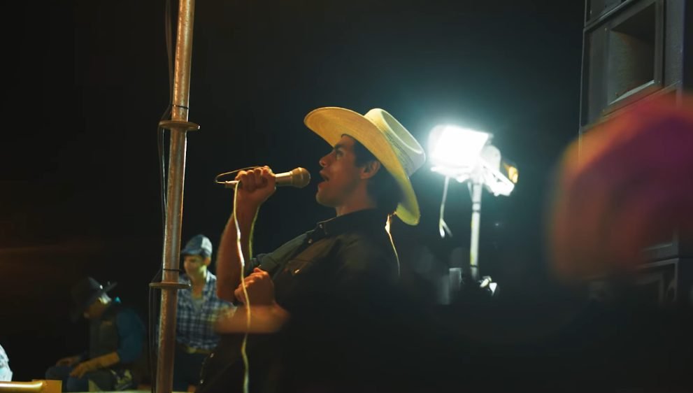 Felipe Simas em "Asa Branca- A Voz da Arena"- Divulgação Paris Filmes