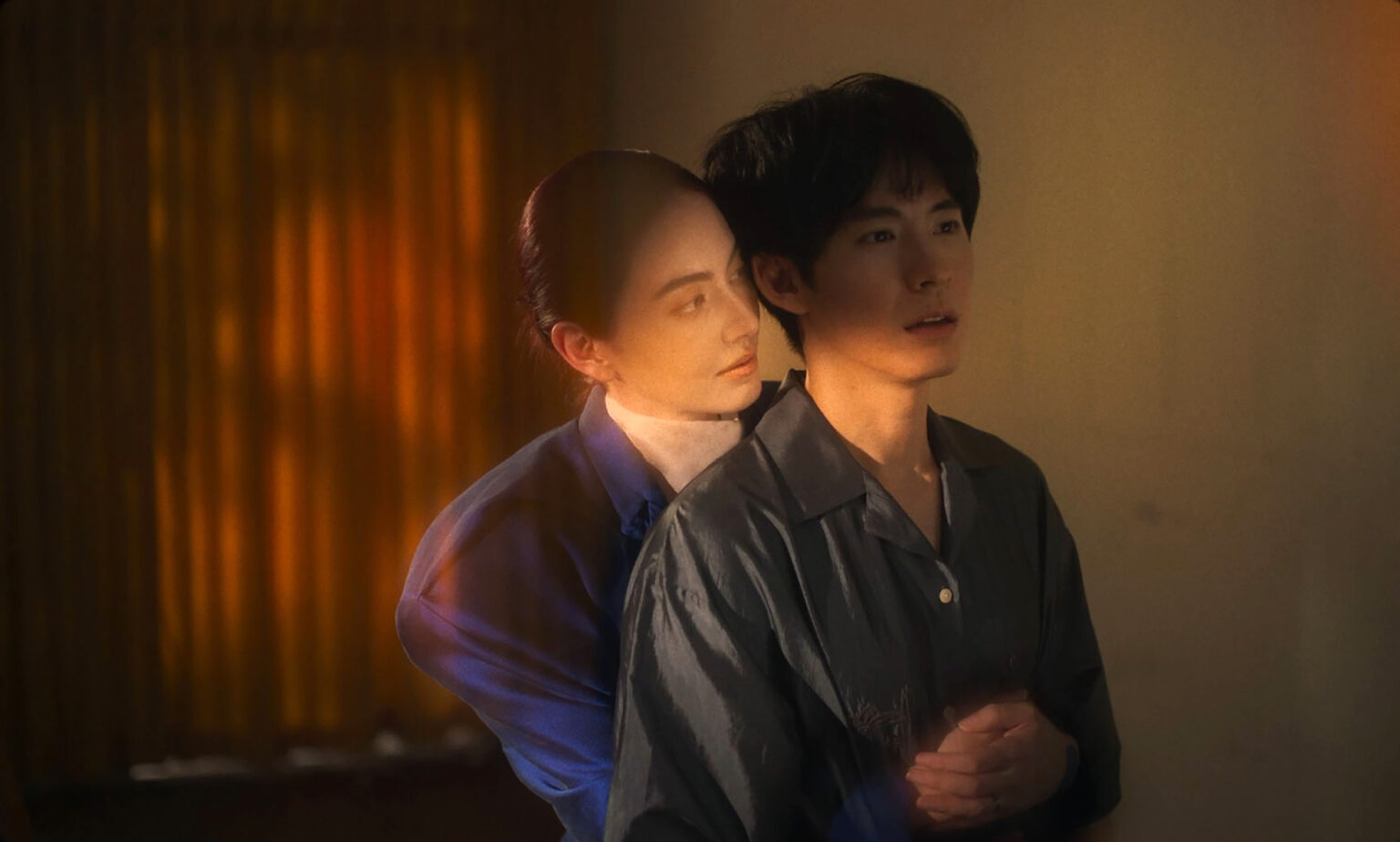 Mai Davika Hoorne e Witsarut Himmarat em cena de "A Useful Ghost"- Divulgação Pandora