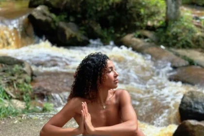 Influencer naturista fala dos benefícios da naked yoga e das dificuldades em relacionamentos causadas pela nudez
