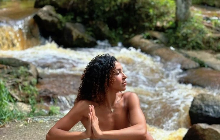 Influencer naturista fala dos benefícios da naked yoga e das dificuldades em relacionamentos causadas pela nudez