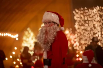 Rohan Campbell em cena de "Natal Sangrento"- Copyright Studiocanal